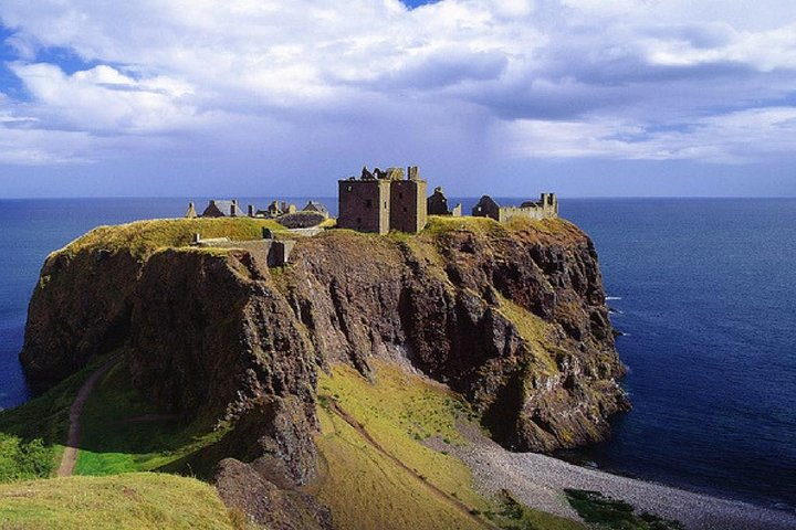 Explore the iconic Dunnottar Castle perched dramatically on cliffs offering breathtaking coastal views and a glimpse into Scotland's rich history and legends. A perfect adventure awaits.